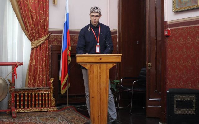 Salah satu warga Rusia berpidato/kumparan.com