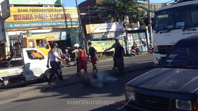 Jenazah pengendara sepeda motor yang kecelakaan di simpang tiga Jalan Raya Taman, Sidoarjo, tepatnya di depan PT. Ispat Indo, Selasa (20/6/2017) sekitar pukul 14.45 WIB.Foto: Ifa via e100