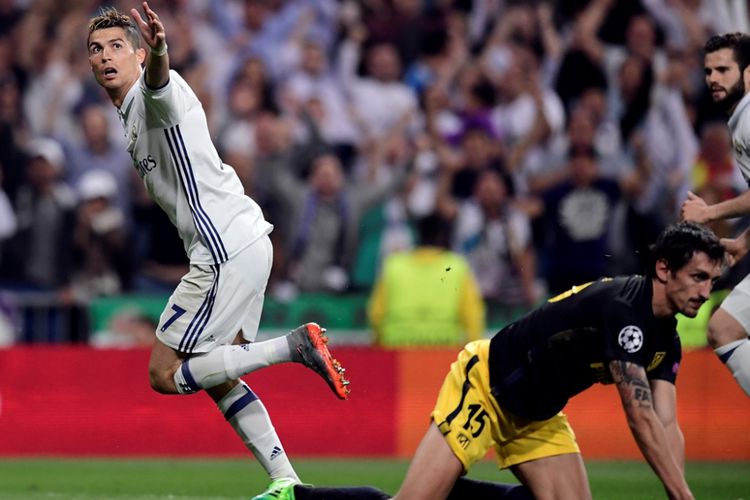 Cristiano Ronaldo merayakan gol Real Madrid ke gawang Atletico Madrid pada partai pertama semifinal Liga Champions di Stadion Santiago Bernabeu, Selasa (2/5/2017).(JAVIER SORIANO/AFP)