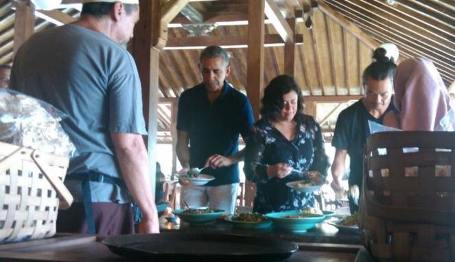 Makan di Resto Bumi Langit, Obama Hanya Habiskan Rp4 Juta Photo : Barack Obama di restoran organik Bumi Langit, Imogiri, Bantul.