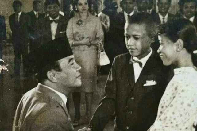 Foto yang memperlihatkan Soekarno dan dua anak kecil yang viral di media sosial dan disebut-sebut sebagai foto Obama. Foto : Istimewa