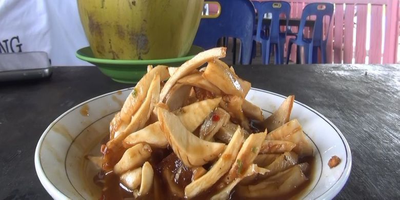 Rujak U Groh alias Rujak Batok Kelapa, rujak khas di kawasan Indrapuri Kabupaten Aceh Besar | Kompas.com