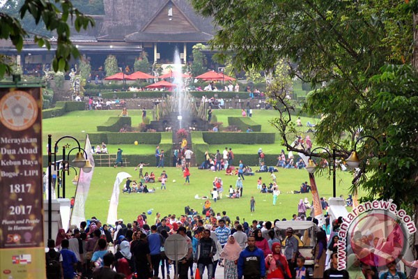 Wisatawan memadati Kebun Raya Bogor, Jawa Barat, Rabu (28/6/2017)