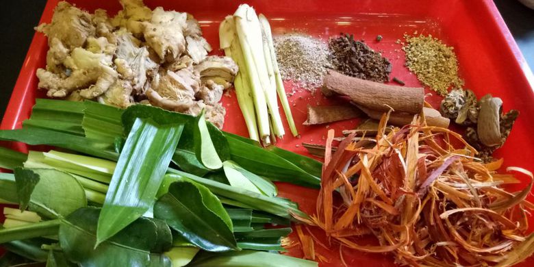 Racikan rempah untuk bir pletok khas betawi.(KOMPAS.COM / MUHAMMAD IRZAL ADIAKURNIA)