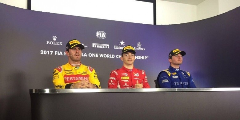 Pebalap tim Pertamina Arden, Norman Nato (kiri), menghadiri konferensi pers seusai finis di posisi kedua pada balapan feature GP Inggris di Sirkuit Silverstone, Sabtu (15/7/2017).