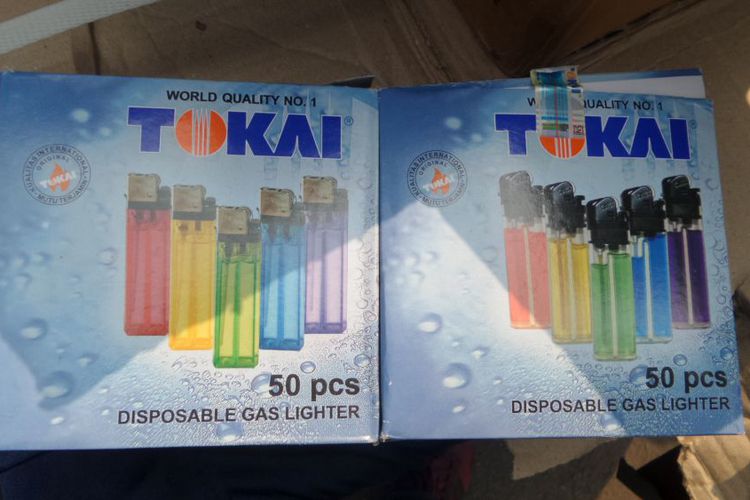 Polisi amankan sebuah gudang yang menjual korek api gas palsu merek Tokai di Jalan Pluit Karang, Jakarta Utara, Rabu (19/7/2017)