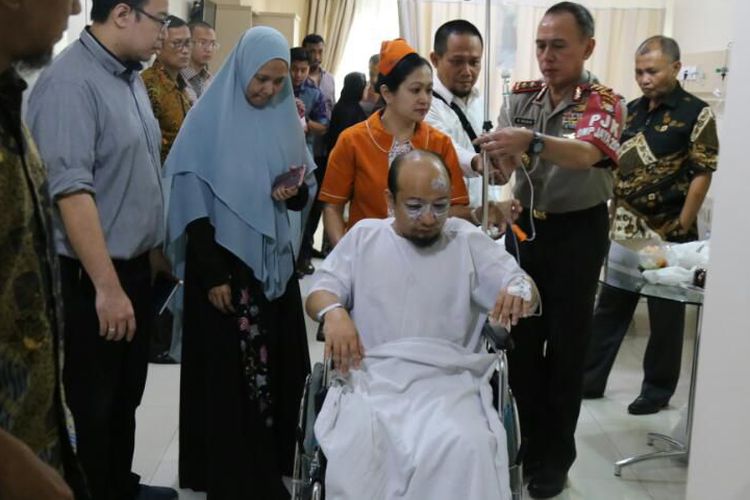 Kapolda Metro Jaya Irjen Mochammad Iriawan saat menjenguk penyidik KPK Novel Baswedan di Rumah Sakit Mitra, Kelapa Gading, Jakarta Utara, Srlasa (11/4/2017).