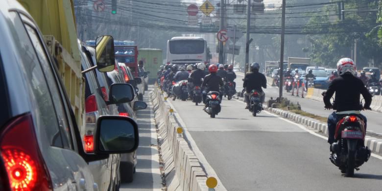 Jalur transjakarta atau busway kembali dimasuki oleh pengguna kendaraan pribadi di Jalan KH Hasyim Ashari, Gambir, Jakarta Pusat, Jumat (1/7/2016). Setelah sempat steril karena dijaga petugas, sejumlah jalur transjakarta mulai dimanfaatkan pengendara untuk menghindari kemacetan.(KOMPAS.com/ANDRI DONNAL PUTERA)