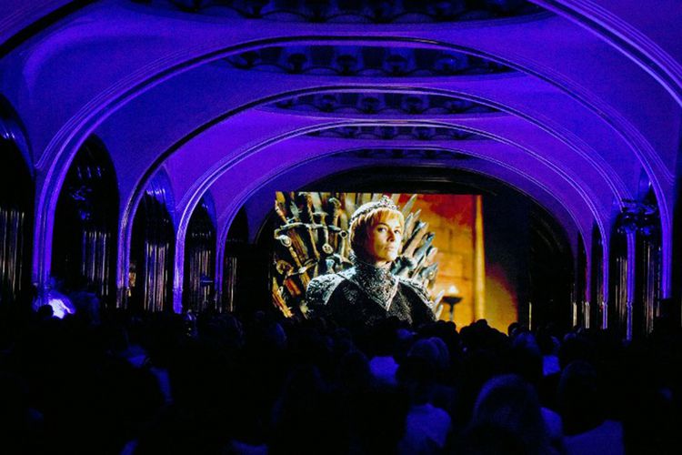 Orang nonton serial TV Game of Thrones season 7 di stasiun metro Mayakovskaya metro di Moscow 18 juli 2017. (VASILY MAXIMOV)