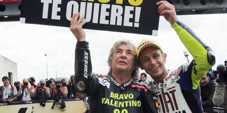 Foto ini diambil pada 18 Mei 2008 ketika Angel Nieto (kiri) berfoto bersama pebalap Italia, Valentino Rossi, yang memenangi balapan GP Prancis di Sirkuit Le Mans.
