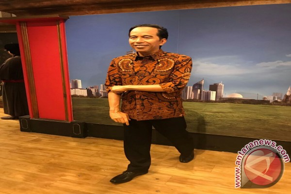 Patung Presiden Joko Widodo di Museum Madame Tussaud Hong Kong, menengenakan batik sejak Sabtu (12/08/2017)