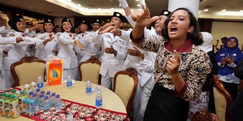 Anggota Paskibraka asal Depok, Gloria Natapradja Hamel (kanan) menyanyikan yel-yel bersama anggota Paskibraka Tim Arjuna yang selesai bertugas mengibarkan bendera, di Wisma Negara, Kompleks Istana Kepresidenan, Jakarta Pusat, Rabu (17/8/2016). Walaupun tidak turut bertugas mengibarkan bendera karena tersandung masalah status kewarganegaraan ia diperbolehkan menyaksikan dan menunggu rekan-rekannya selesai bertugas. (Warta Kota/Alex Suban)