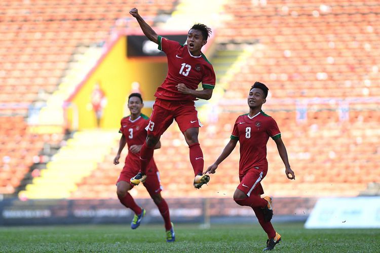 Pemain Timnas U-22 Febri Hariyadi (tengah) melakukan selebrasi usai mencetak gol kedua ke gawang Timnas U-22 Kamboja pada laga terakhir penyisihan grub B SEA Games XXIX Kuala Lumpur di Stadion Shah Alam, Selangor, Malaysia, Kamis (24/8/2017). Timnas Indonesia mendukkan Kamboja denga skor 2-0 sekaligus mengantarkan Indonesia ke babak semifinal.(ANTARA FOTO/SIGID KURNIAWAN)
