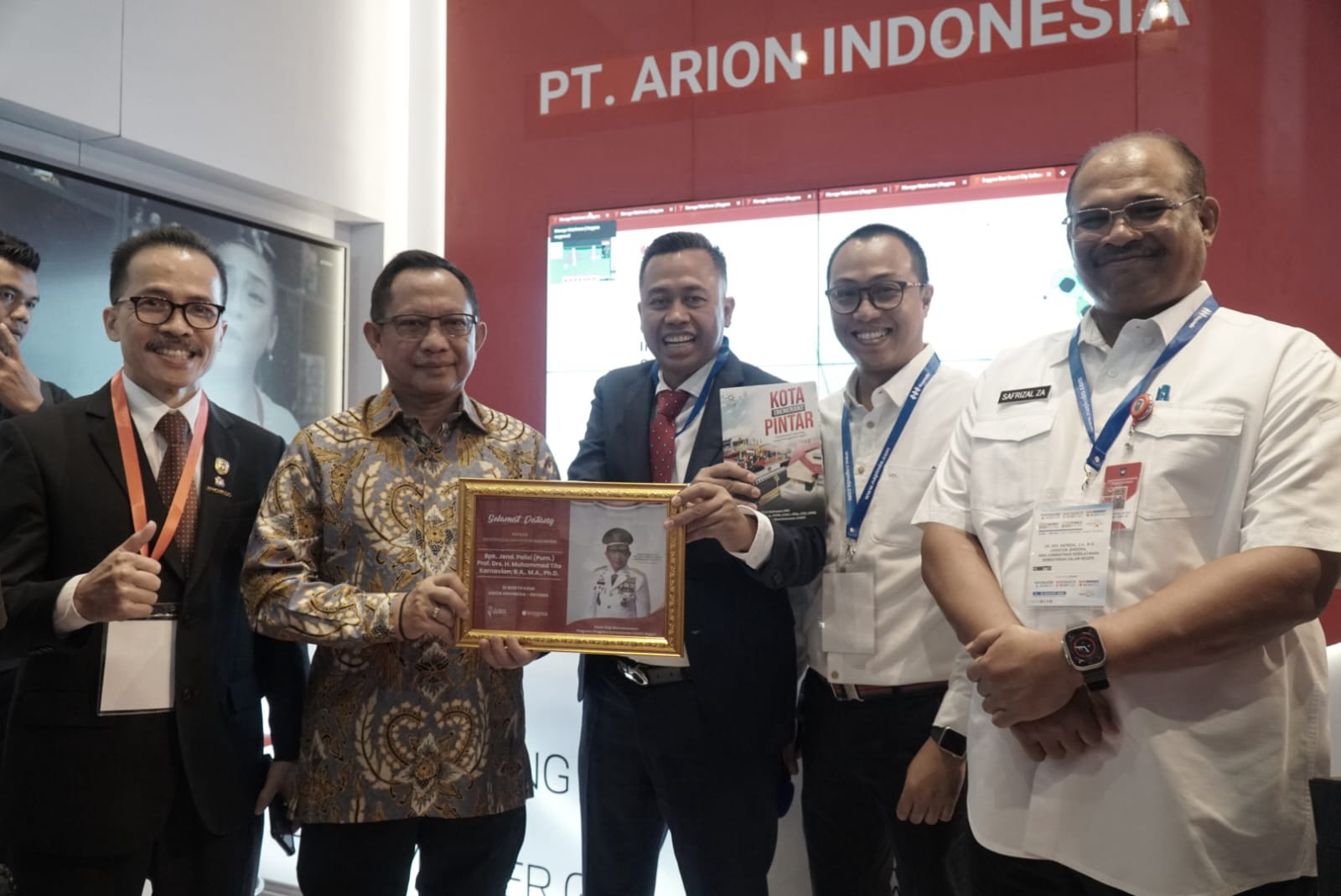 Tito Karnavian (baju batik) saat kunjungan di booth PT Arion Indonesia. (rad)